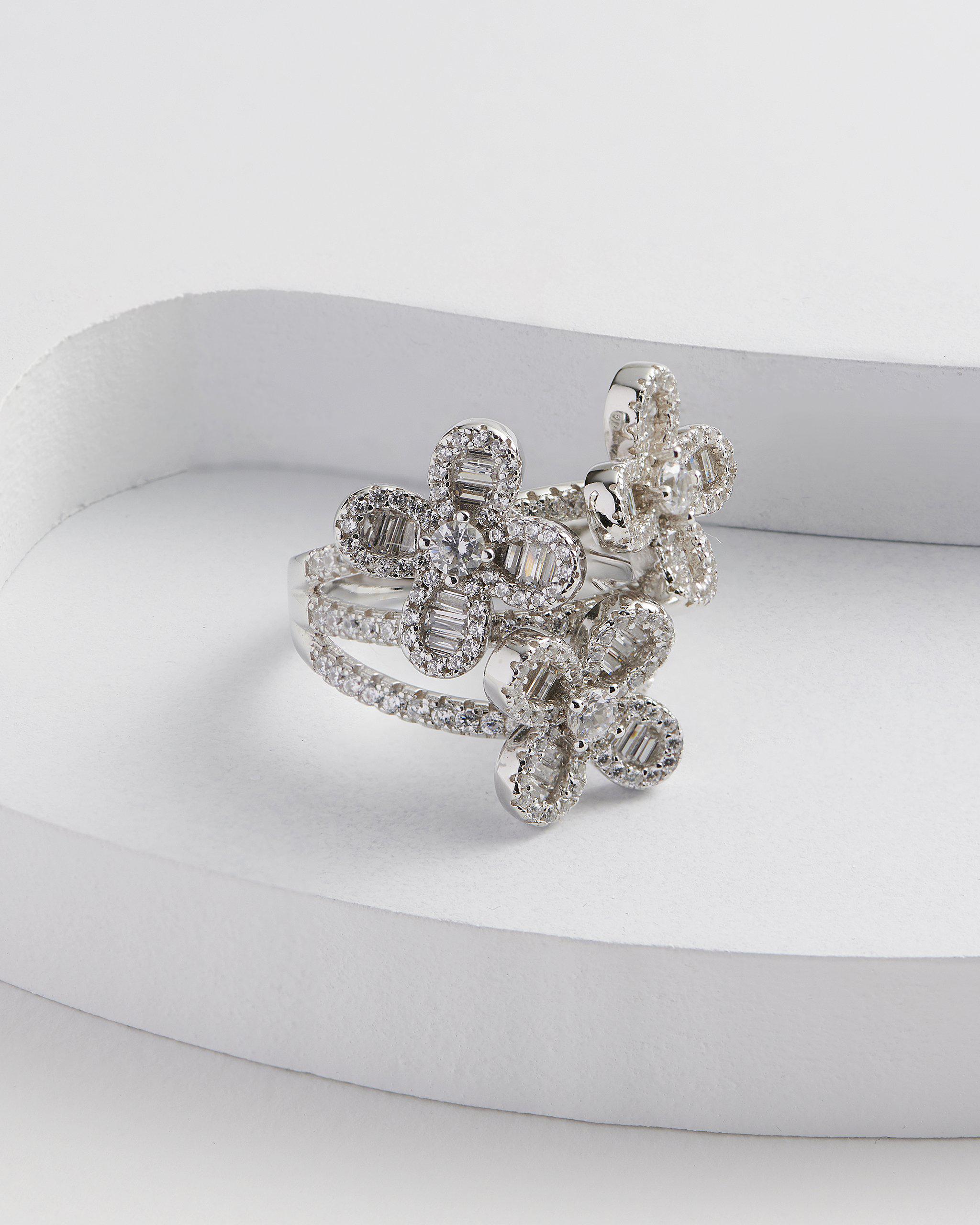 CONSTANCE Three Flowers Ring